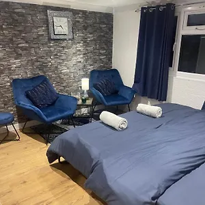 Loft Haven: Spacious Retreat With Private Toilet And Free Parking Homestay Hanworth